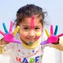 une enfant avec de la peinture sur les mains